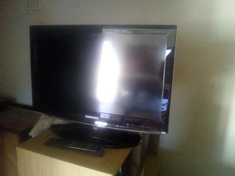 26 inch Samsung Lcd Tv - Hd - Remote - Bargain !!!!!!!çhbv çfv gef