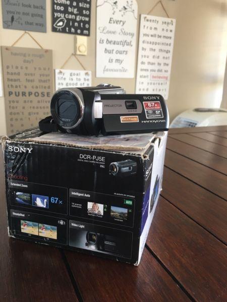 Sony DCR-PJ5E handheld videos camera