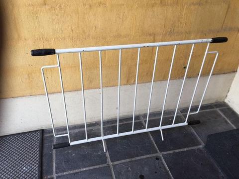 Metal Freestanding Safety gate – Adjustable & Easy to use