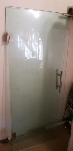 Frameless shower doors/doors