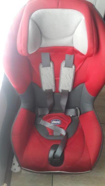 Chicco car seat 9-18kg, red, for sale in Durbanville