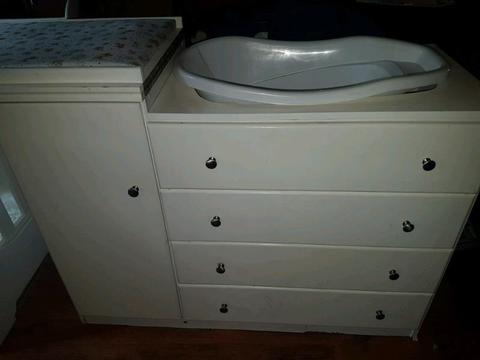 Baby compactum with bath tub and changing matt