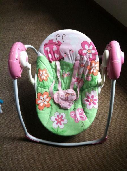 Baby swinging chair