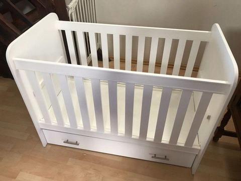 Baby cot in excellent condition