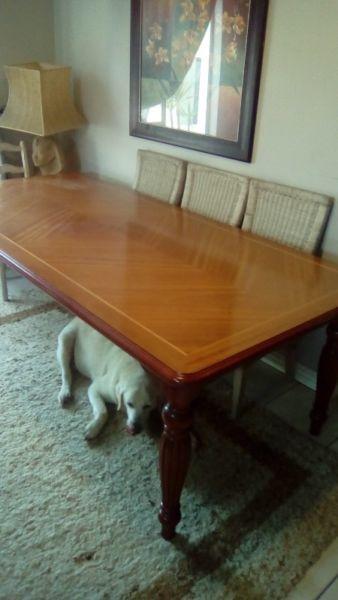 BEAUTIFUL DINING ROOM TABLE