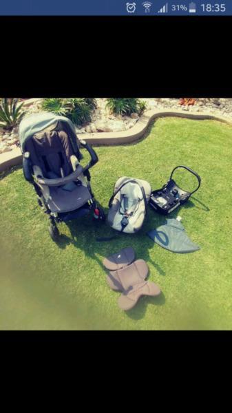Baby pram and carseat travelling system