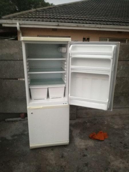 Defy fridge freezer R1600