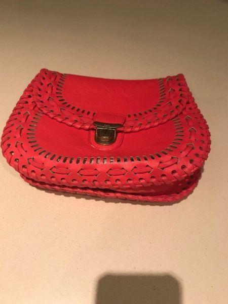 LADIES MEDIUM SIZE SHOULDER BAG IN PINKY / RED LEATHER IN EXCELLENT CONDITION 