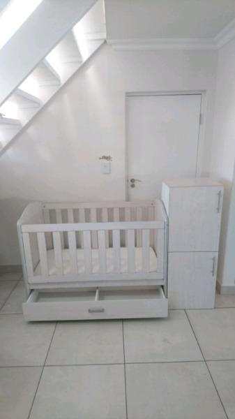 Beautiful baby cot set. Draws and cupboard