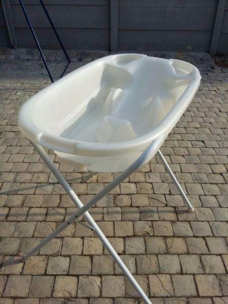 WHITE BABY BATH TUB WITH STAND