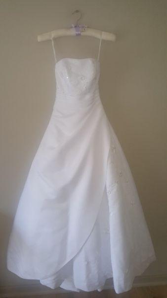 Belles of Hilton Bouquet exclusive collection wedding dress (Size 6) (shawl included)