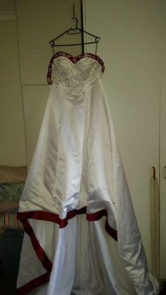 Wedding dress urgent sale desighned and only wear once on my wedding date