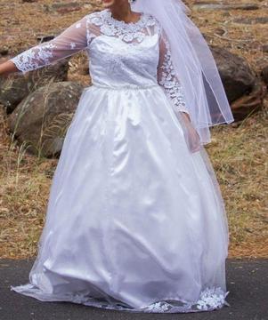 Wedding dress with bridal head band and veil