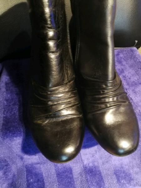 Ankle leather boots Paid almost R2000. My price 700