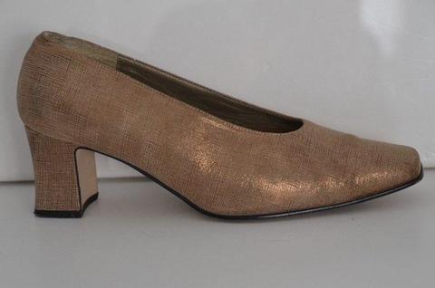 Stunning Leather J Renee Gold Courts (Size 8.5)