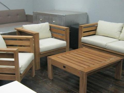 Patio set on sale for R10800 Mon-Fri from 08:30-16:30