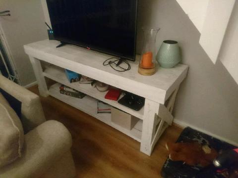 Large TV plasma stand/server, white wash pallet, collect only, R700