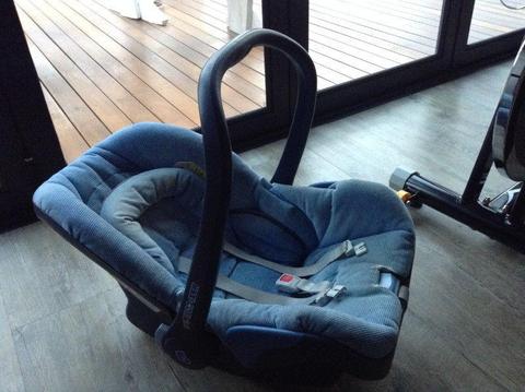 Maxi-Cosi baby car seat / carrier, in good condition, color blue