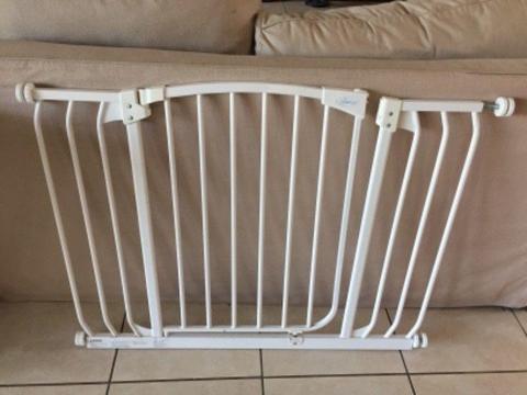 Baby safety gate