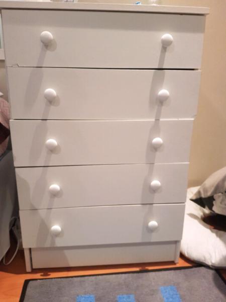 White chest of draws, 5 draw Selling chest of draws White in colour
