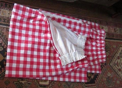 Red/white check curtains with white lining x 1 pair