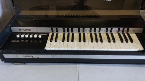 Organ Magnus Deluxe Electric Tabletop Organ Black 220/240 volt In Prestine Working condition