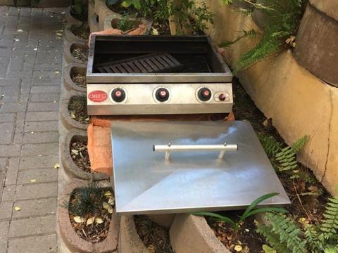 Gas braai with ceramic briquettes and cover