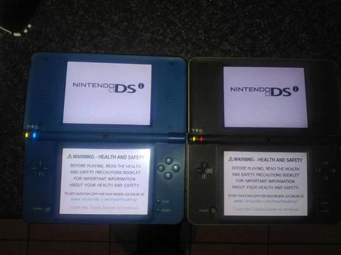 2 x Nintendo DSi XL