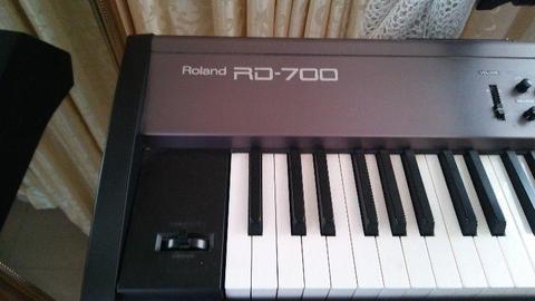 ROLAND RD-700