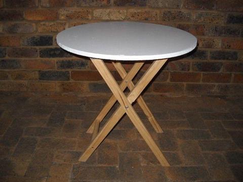 Round fold-up table