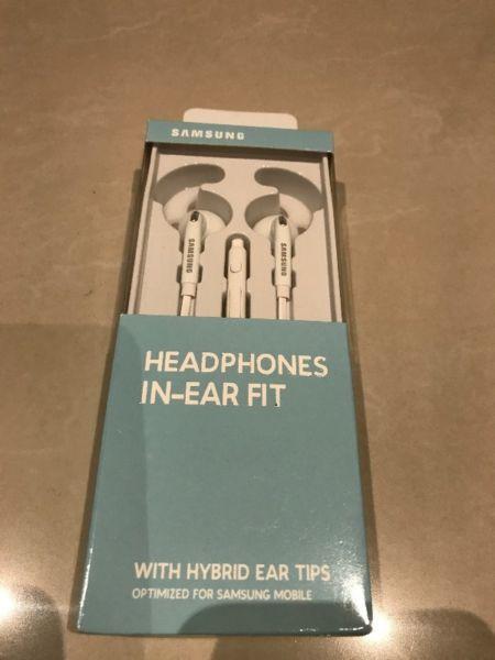 SAMSUNG ORIGINAL STEREO IN EAR FIT HEADPHONES NEW IN BOX