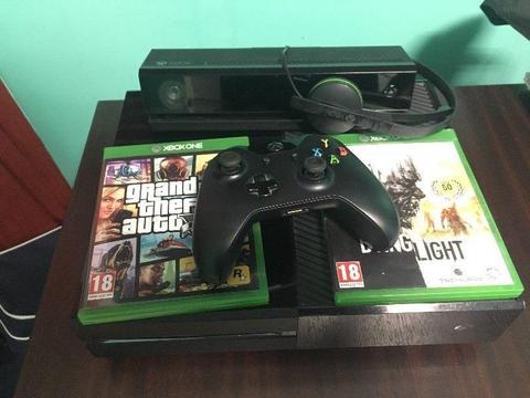 XBOX ONE + KINECT + CONTROLLER + COMMUNICATION HEADSET + GTA V & DYING LIGHT GAMES