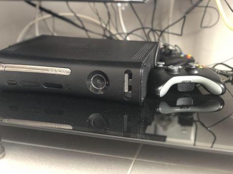 Xbox 360 for sale in good condition, 2 controls & games