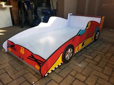 Mokki racing car bed