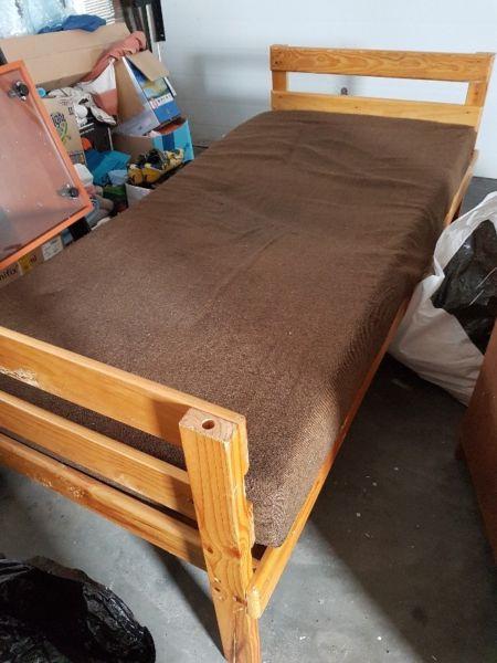 Single bed and mattrass
