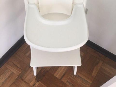 STOKKE White feeding chair with babyset and tray table
