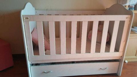 Baby cot incl mattress and bedding