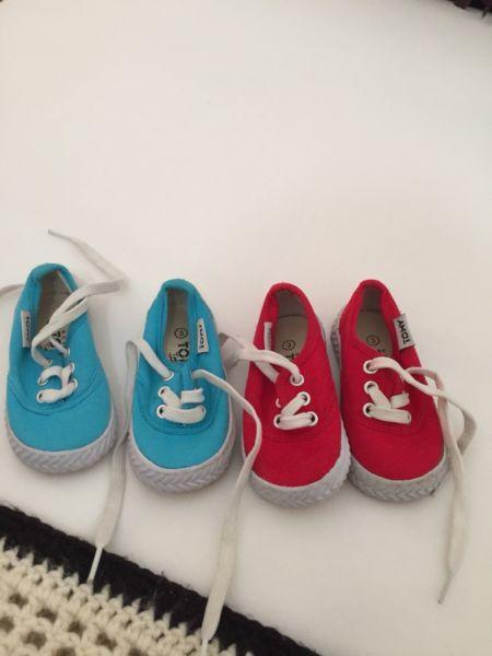 2 pairs Tomy takkies size kids UK 3, hardly worn. take both for R100