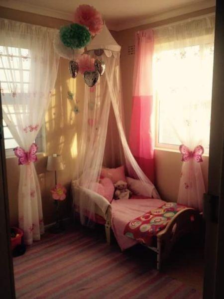*Adorable Toddler Bed & Mosquito Net