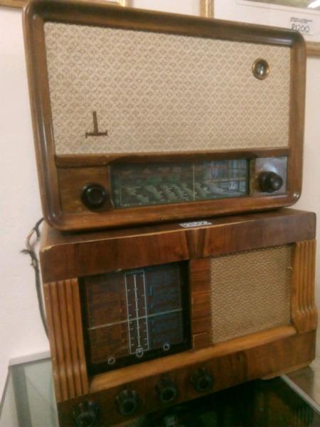 2 vintage working radios from the 1960's