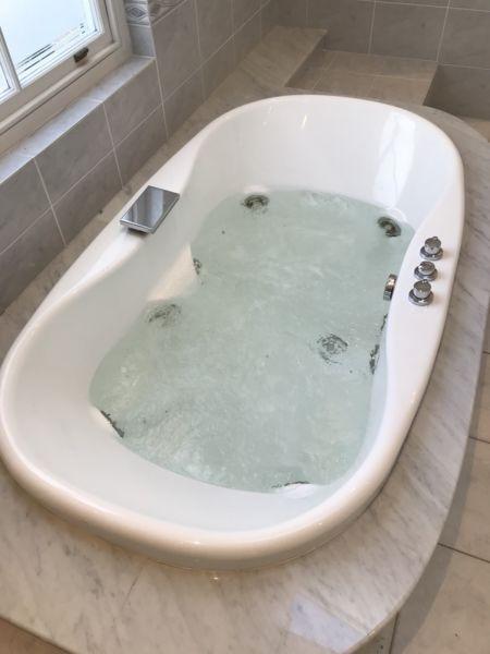 Spa bath barely used excellent condition