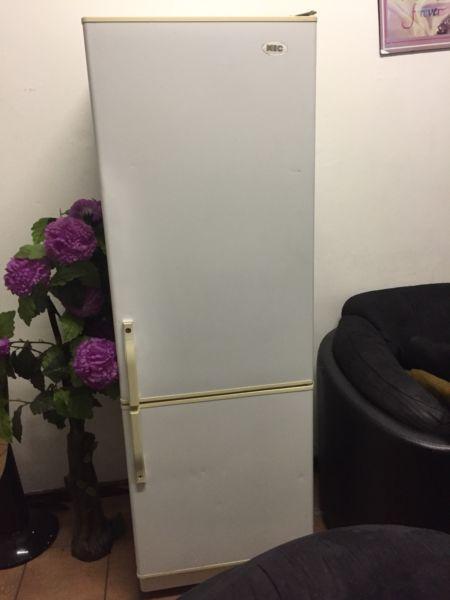 Hi I’m selling my kic fridge freezer is on good condition