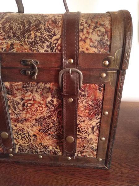 Wooden Vintage vanity case @ R350 neg