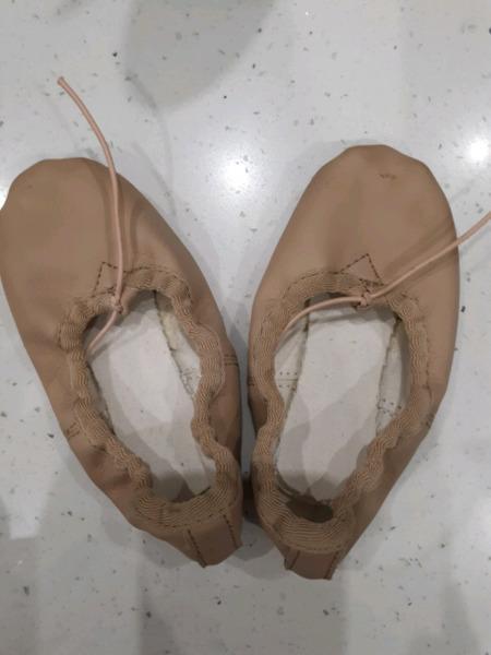 Kiddies ballet pumps. Size 10. WhatsApp 0767874062
