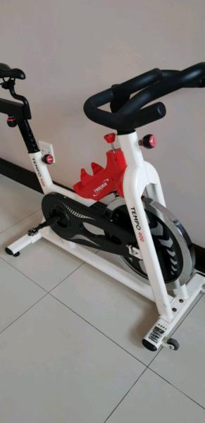 TROJAN TEMPO 400 SPINNING BIKE IN EXCELLENT CONDITION