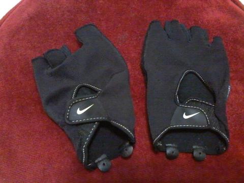 Nike gym gloves nearly new excellent condition R 120