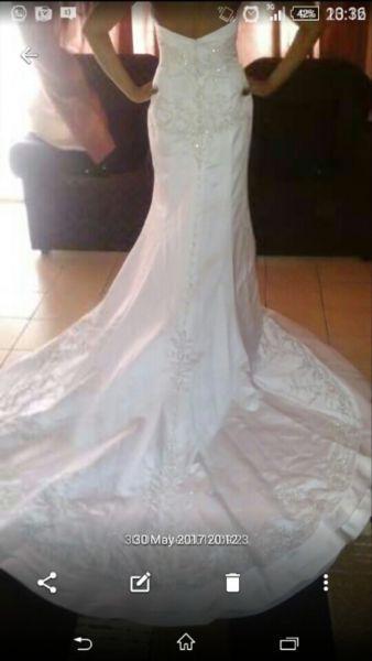 Beautiful wedding gown R1000 nego