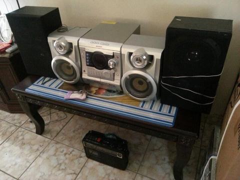 Hi Fi sound system with 2 additional speakers