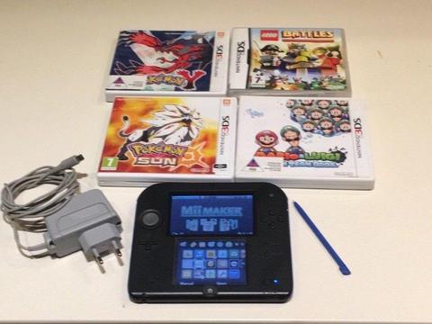 Black and Blue Nintendo 2DS + 4 games