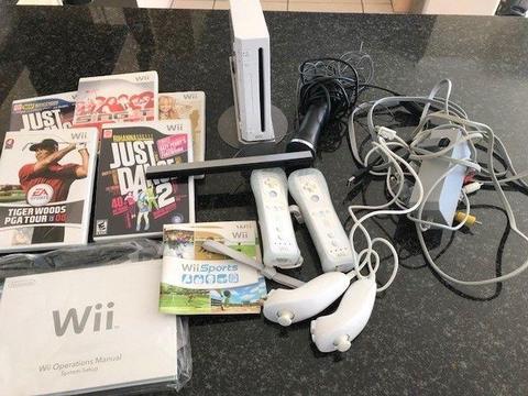 Wii Console + 2 remotes + 2 toggles +Microphone + 5 games